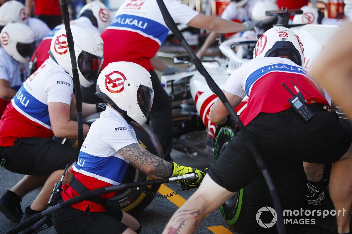 El equipo Haas practica un pitstop con Mick Schumacher Haas VF-21