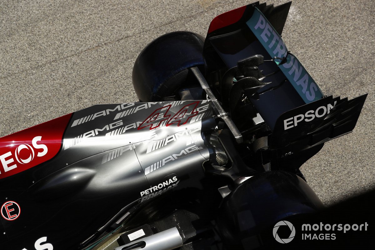 Detalle de la cubierta del motor y del alerón trasero del Mercedes W12