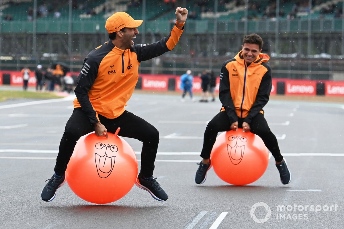Daniel Ricciardo, McLaren and Lando Norris, McLaren di atas spacehopper