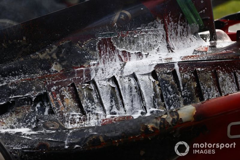El coche quemado de Carlos Sainz, Ferrari F1-75, tras un incendio que provoca su retirada