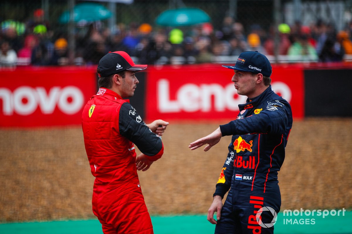 Charles Leclerc, Ferrari, parla con Max Verstappen, Red Bull Racing, dopo le qualifiche