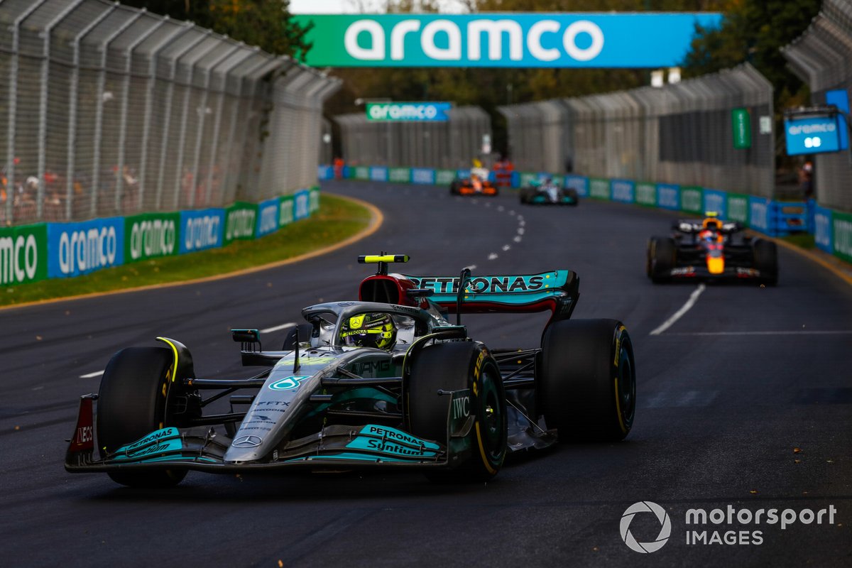 Lewis Hamilton, Mercedes W13, Sergio Pérez, Red Bull Racing RB18, George Russell, Mercedes W13
