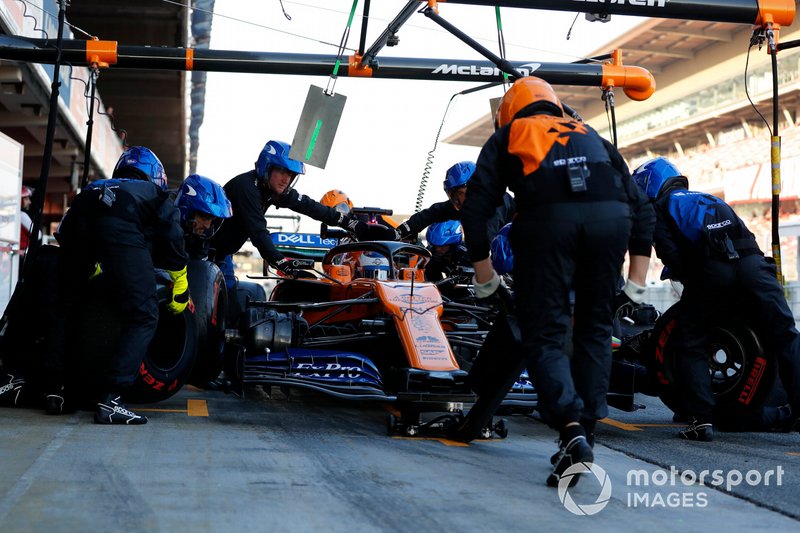 Carlos Sainz Jr., McLaren MCL34 pit stop
