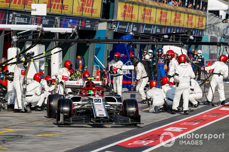 Antonio Giovinazzi, Alfa Romeo Racing C38, lascia il pit dopo la sosta