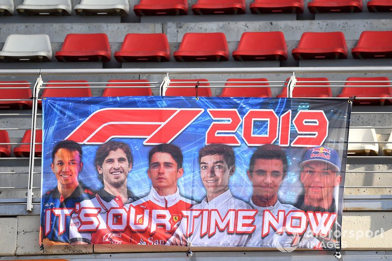 Pancarta de los pilotos jóvenes de 2019