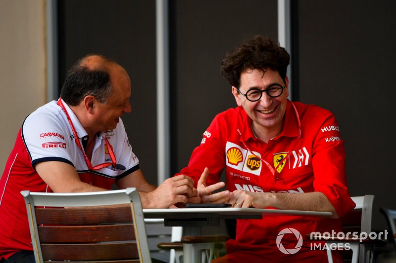 Frederic Vasseur, Team Principal, Alfa Romeo Racing ve Mattia Binotto, Takım Patronu, Ferrari