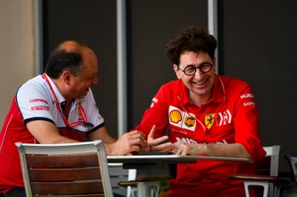 Frederic Vasseur, Team Principal, Alfa Romeo Racing ve Mattia Binotto, Takım Patronu, Ferrari