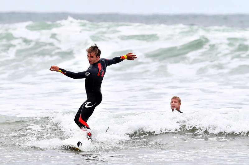 Pierre Gasly, Red Bull Racing, si prepara per fare surf con la leggenda del surf Mick Fanning