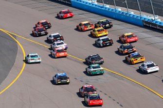 Kyle Busch, Joe Gibbs Racing, Toyota Camry SKITTLES and Clint Bowyer, Stewart-Haas Racing, Ford Mustang ITsavvy restart