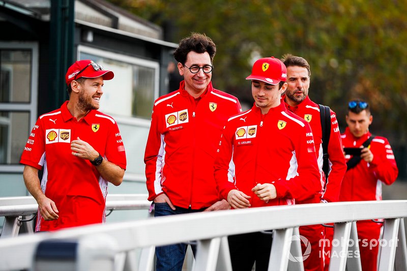 Sebastian Vettel, Ferrari, Mattia Binotto, Team Principal Ferrari e Charles Leclerc, Ferrari, si dirigono verso l'evento a Federation Square