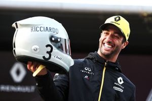 Daniel Ricciardo, Renault F1 Team avec son casque