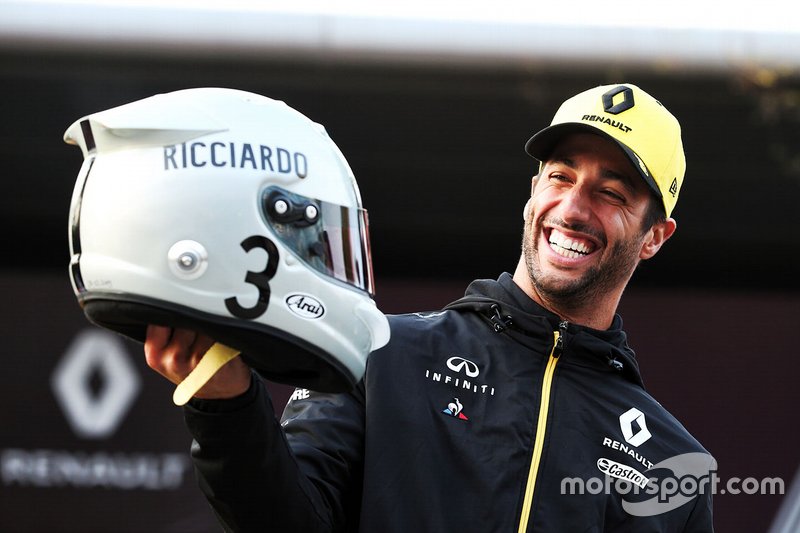 Daniel Ricciardo, Renault F1 Team, y su casco para el GP de China
