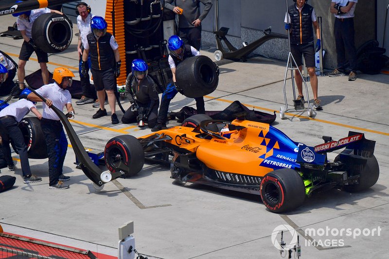 Carlos Sainz Jr., McLaren MCL34, ai box durante le prove