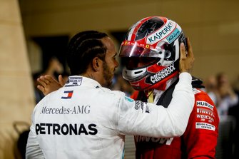Yarış galibi Lewis Hamilton, Mercedes AMG F1, 3. Charles Leclerc, Ferrari, parc ferme