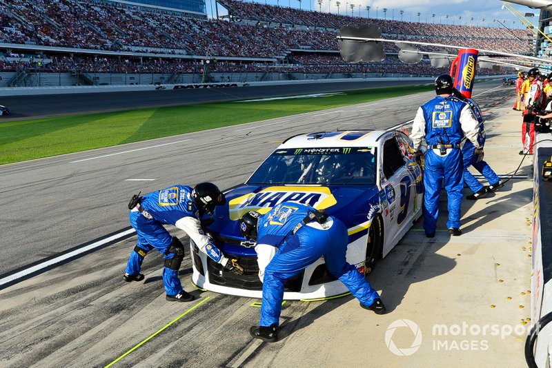 Chase Elliott, Hendrick Motorsports, Chevrolet Camaro NAPA AUTO PARTS makes a pit stop, Sunoco