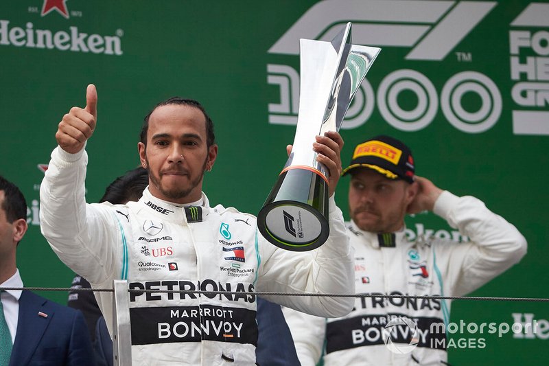 Valtteri Bottas, Mercedes AMG F1, deuxième, et Lewis Hamilton, Mercedes AMG F1, vainqueur