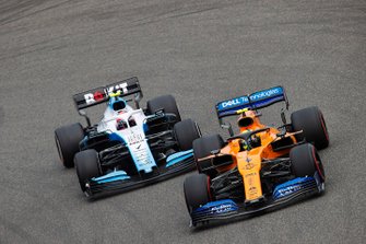 Lando Norris, McLaren MCL34, voor Robert Kubica, Williams FW42