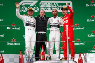 Le podium, avec au centre le vainqueur de l'épreuve, Lewis Hamilton, Mercedes AMG F1, entouré du deuxième, Valtteri Bottas, Mercedes AMG F1 et du troisième, Sebastian Vettel, Ferrari