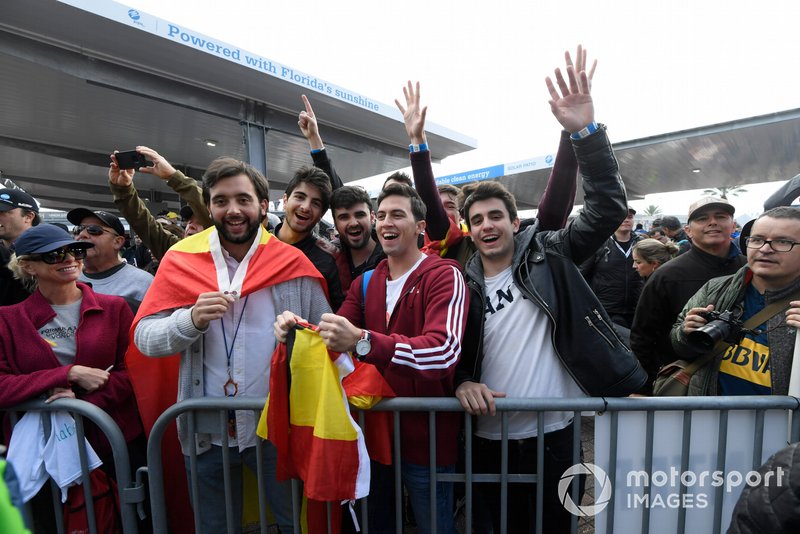 #10 Konica Minolta Cadillac DPi-V.R. Cadillac DPi, DPi: Fernando Alonso's fans at autograph session.