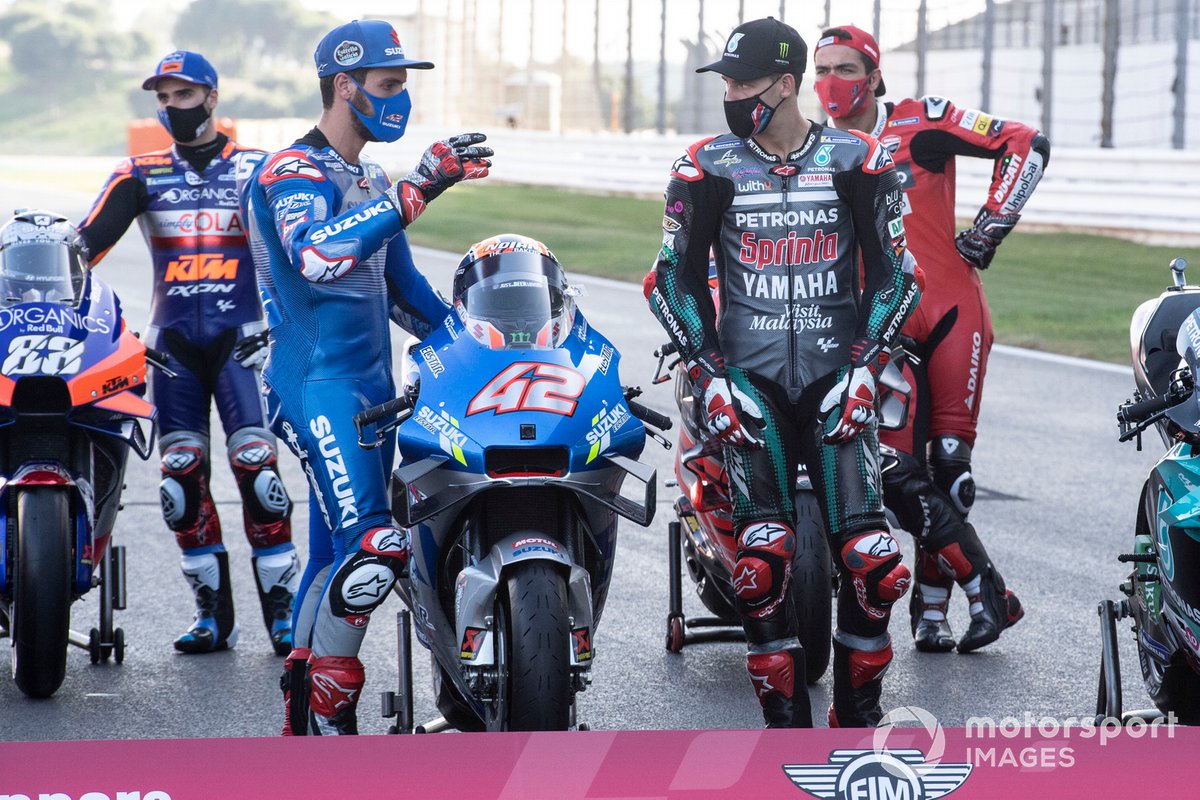 Fabio Quartararo, Petronas Yamaha SRT mira la moto de Alex Rins, Team Suzuki MotoGP