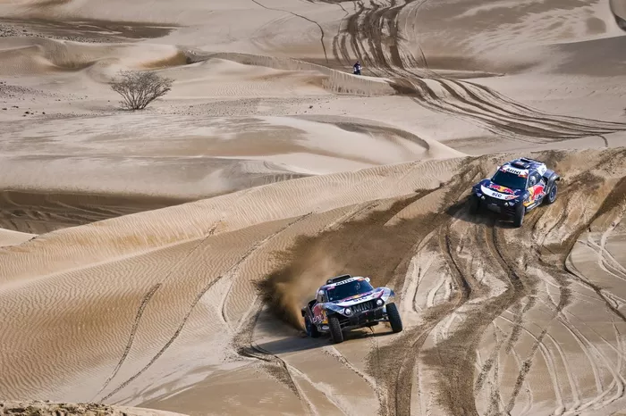 #300 X-Raid Mini JCW Team: Carlos Sainz, Lucas Cruz, #302 X-Raid Mini JCW Team: Stéphane Peterhansel, Edouard Boulanger
