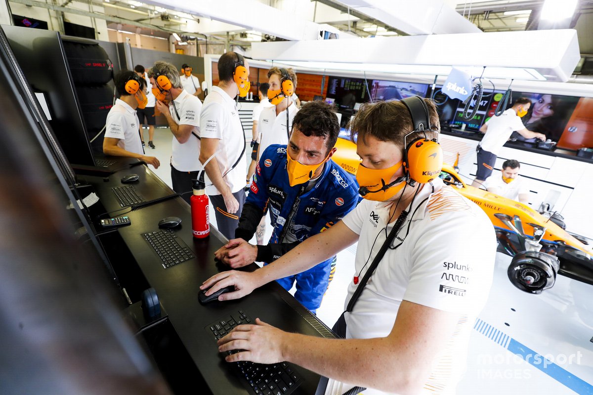 Daniel Ricciardo, McLaren nel garage