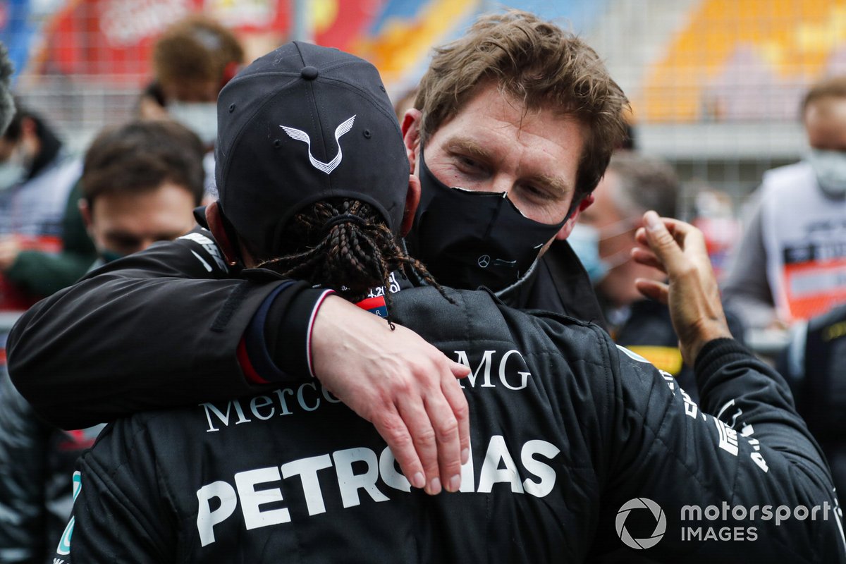 Lewis Hamilton, Mercedes-AMG F1, celebra en Parc Ferme después de asegurar su séptimo campeonato mundial