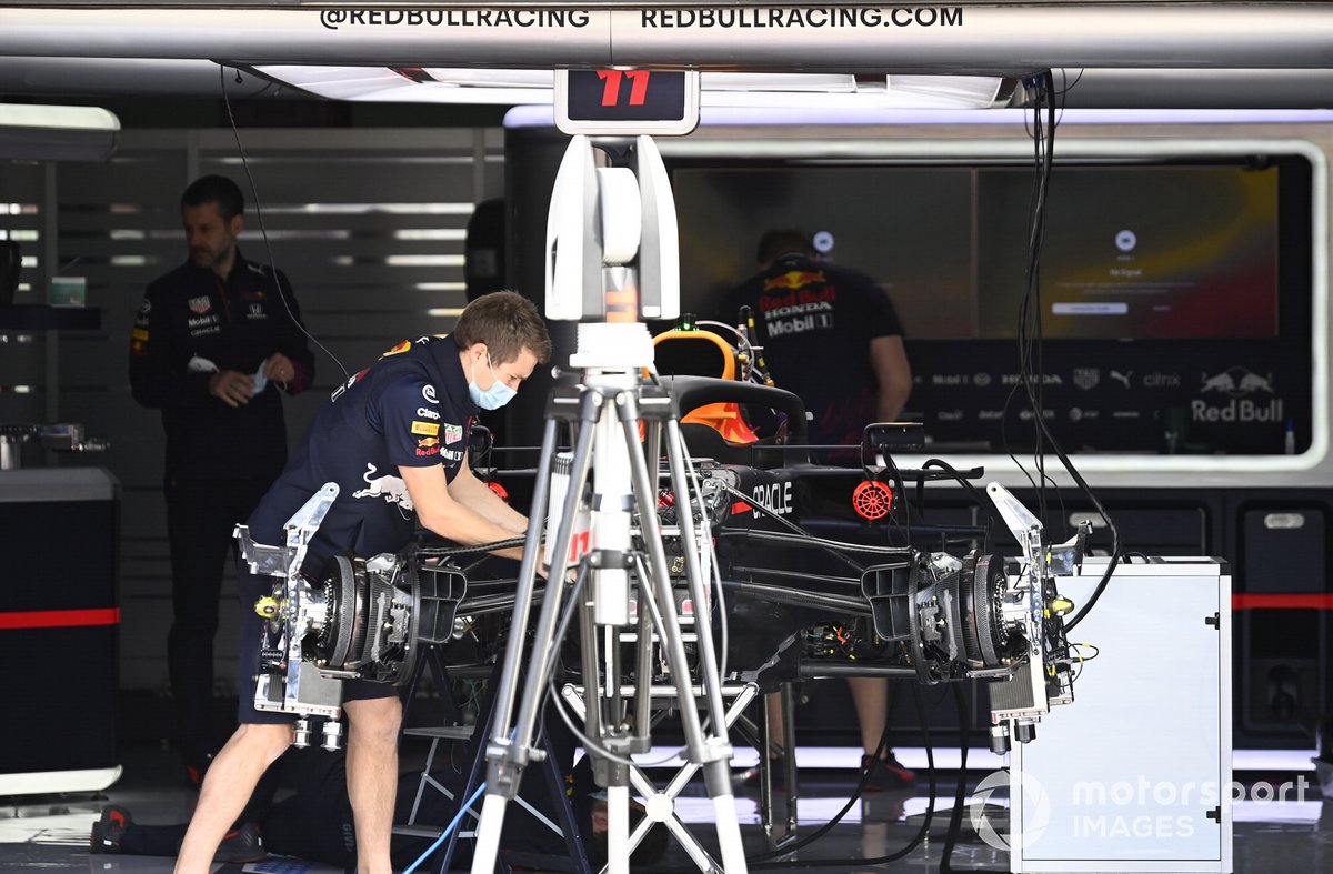 Frenos delanteros y suspensión del Red Bull Racing RB16B