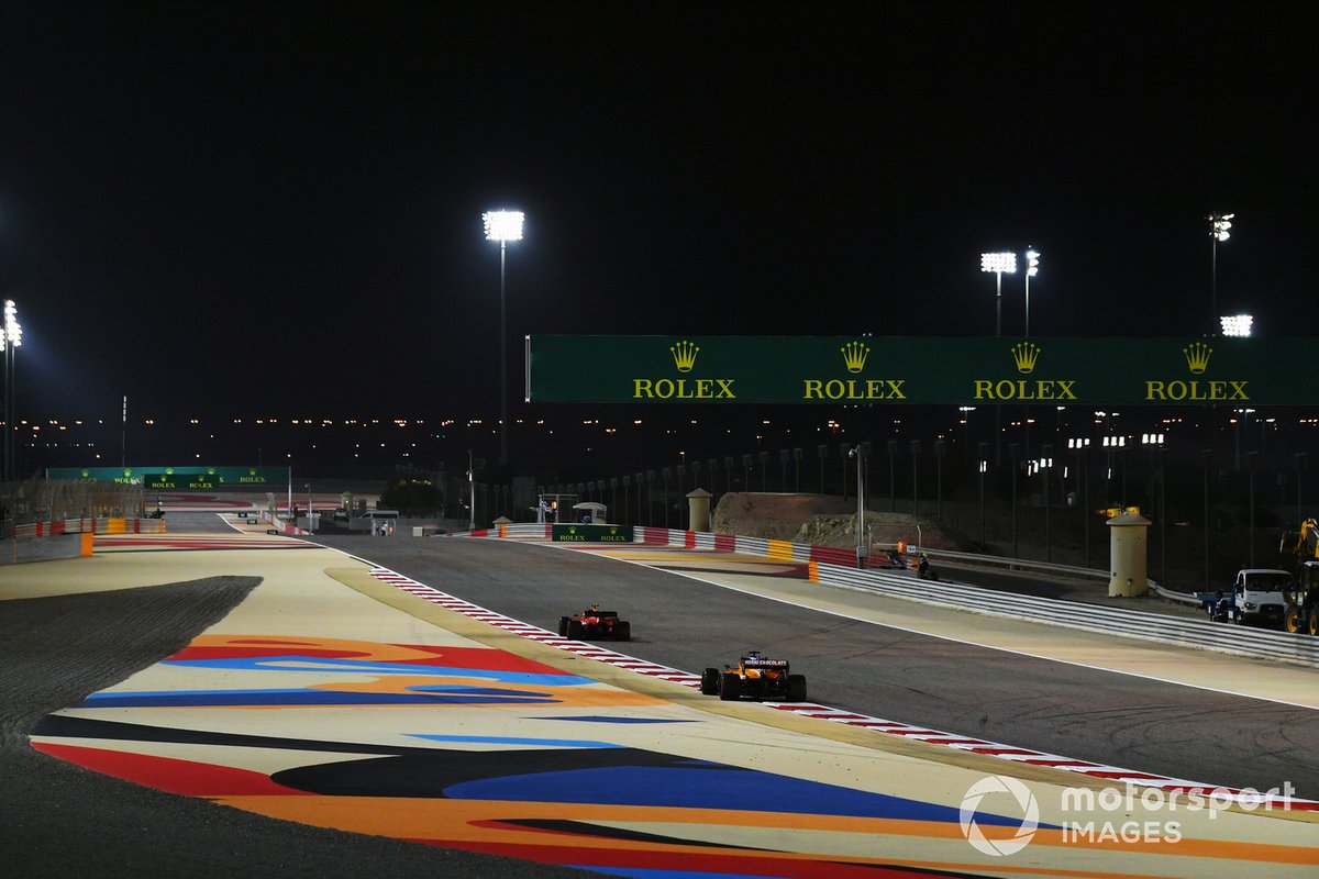 Carlos Sainz Jr., McLaren MCL35, dietro alla Ferrari