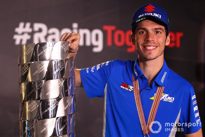 Campeón del mundo 2020 de MotoGP,  Joan Mir, Team Suzuki MotoGP, con su trofeo