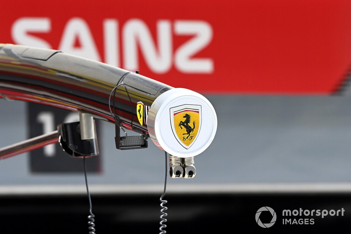 Логотип Ferrari на оборудовании команды пит-лейне