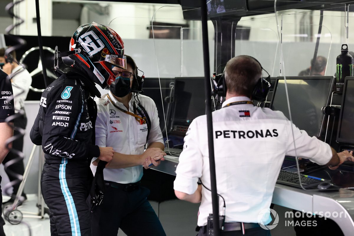 George Russell, Mercedes-AMG F1, sul pit wall