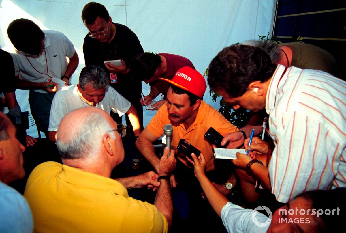 Murray had a strong bond with compatriot Nigel Mansell. He's pictured leading a media roundtable with the 1992 world champion-elect.