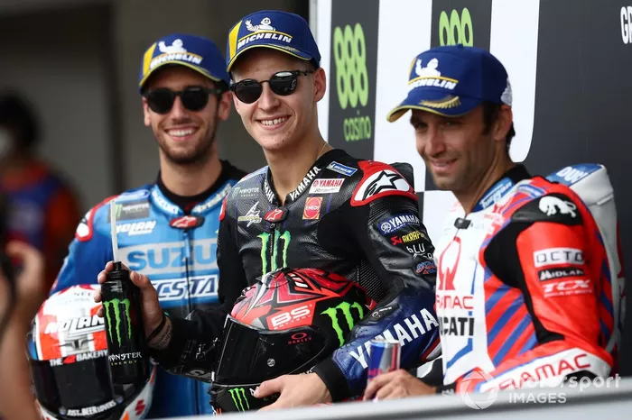 Ganador de la pole Fabio Quartararo, Yamaha Factory Racing, Alex Rins, Team Suzuki MotoGP, Johann Zarco, Pramac Racing parc ferme
