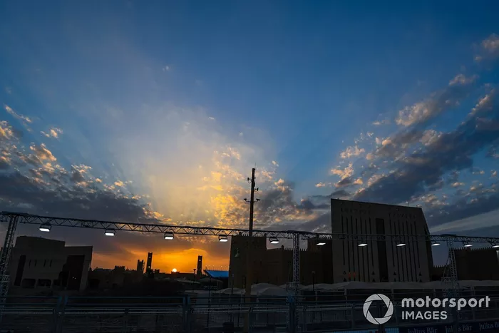 Cae el sol y las luces LED iluminan el circuito