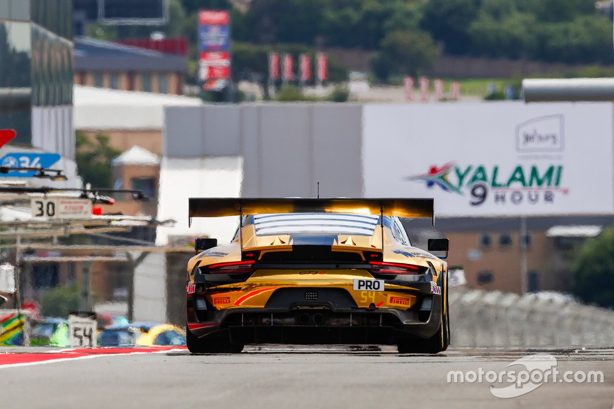 #54 Dinamic Motorsport Porsche 911 GT3 R: Laurens Vanthoor, Earl Bamber, Kevin Estre