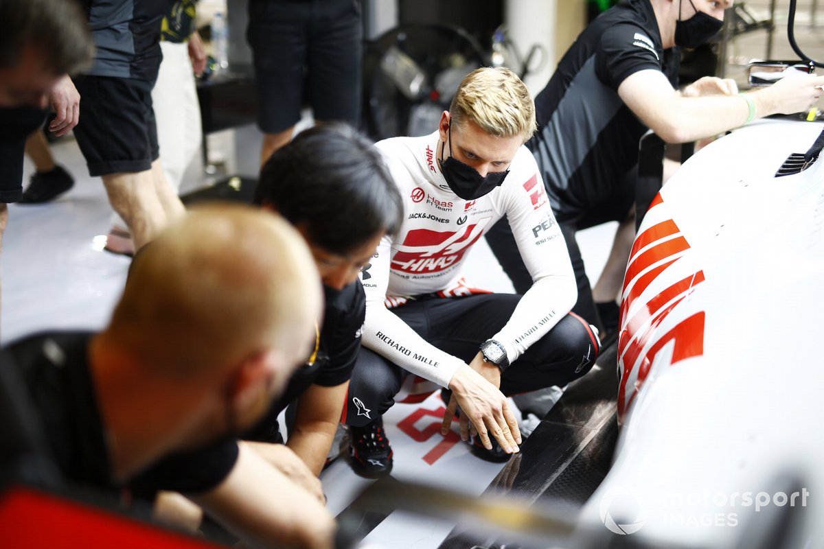 Mick Schumacher, Haas F1, si inginocchia vicino alla sua auto