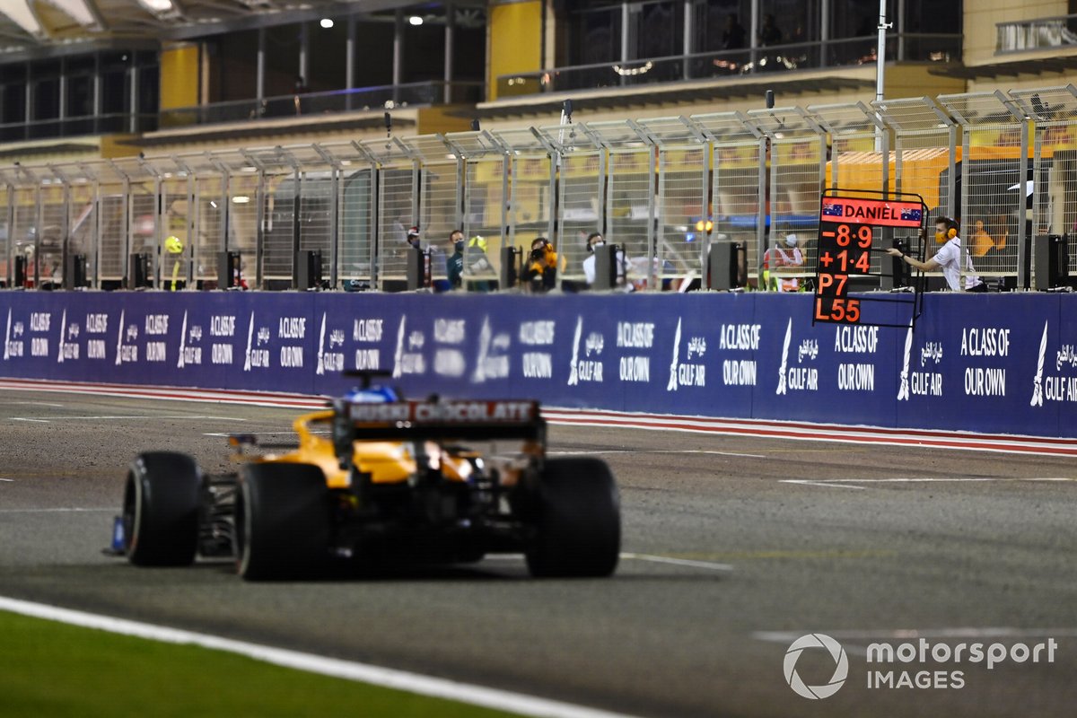 Un pitboard mostrato a Daniel Ricciardo, McLaren MCL35M