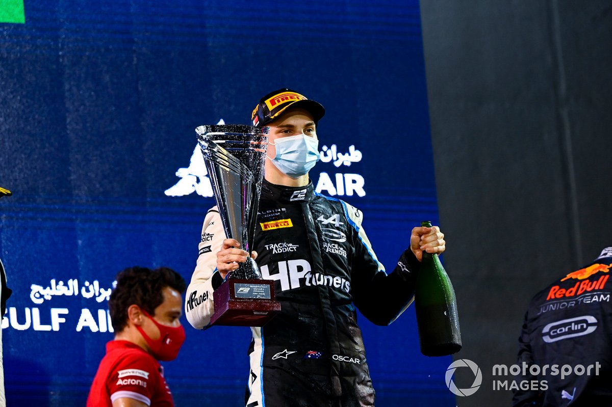 Podio: ganador Oscar Piastri, Prema Racing