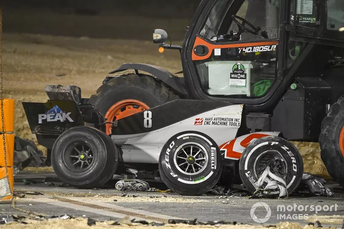 Los oficiales retiran los restos después del choque de Romain Grosjean, Haas VF-20, en la primera vuelta