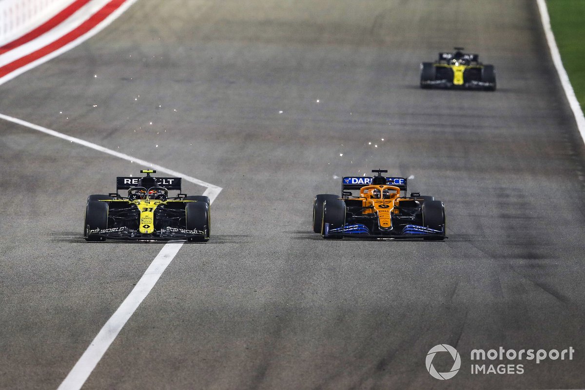 Esteban Ocon, Renault F1 Team R.S.20, lotta con Carlos Sainz Jr., McLaren MCL35, davanti a Daniel Ricciardo, Renault F1 Team R.S.20