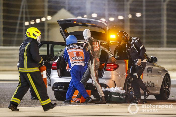 Delegados médicos asisten a Romain Grosjean, Haas F1, después del accidente en la primera vuelta