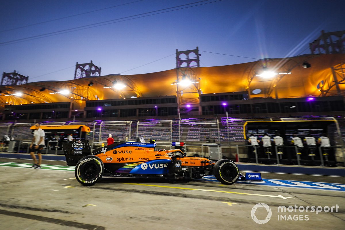 Lando Norris, McLaren MCL35, esce dal garage