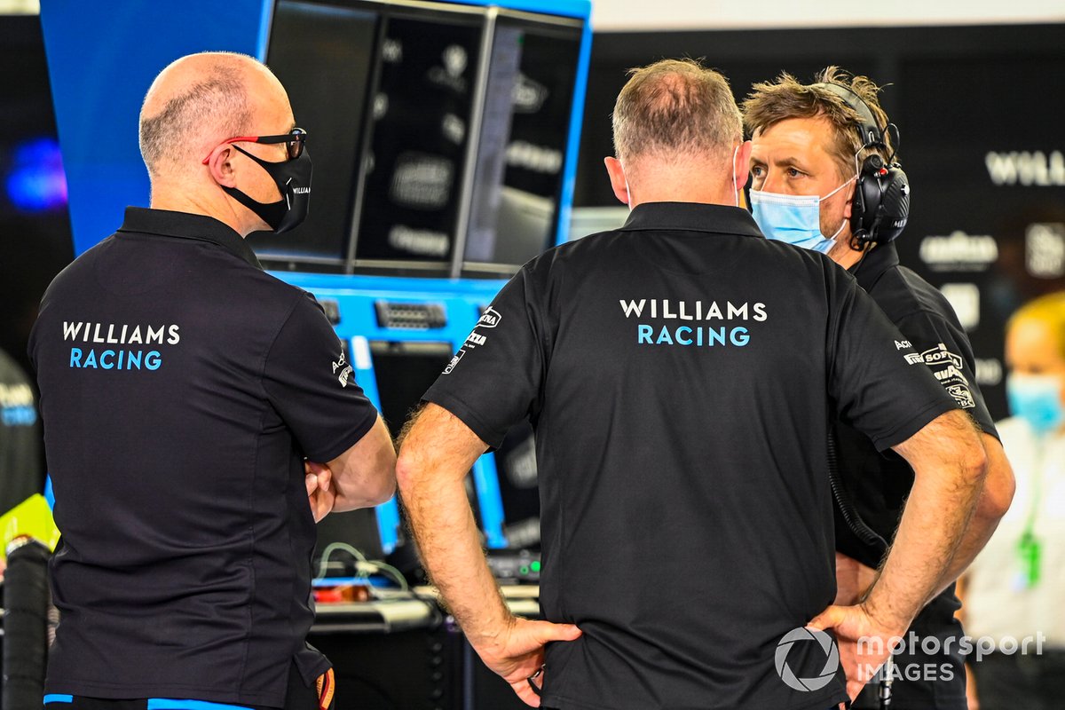 Los miembros del equipo de Williams Racing en el paddock