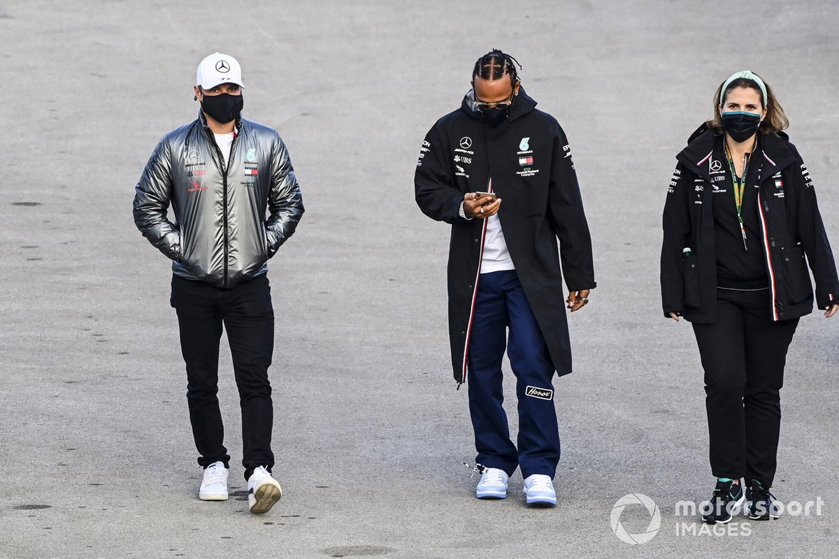 Valtteri Bottas, Mercedes-AMG F1 e Lewis Hamilton, Mercedes-AMG F1 nel paddock