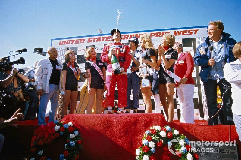 Podio: el ganador de la carrera Clay Regazzoni, Ferrari y el tercer lugar Patrick Depallier, Tyrrell