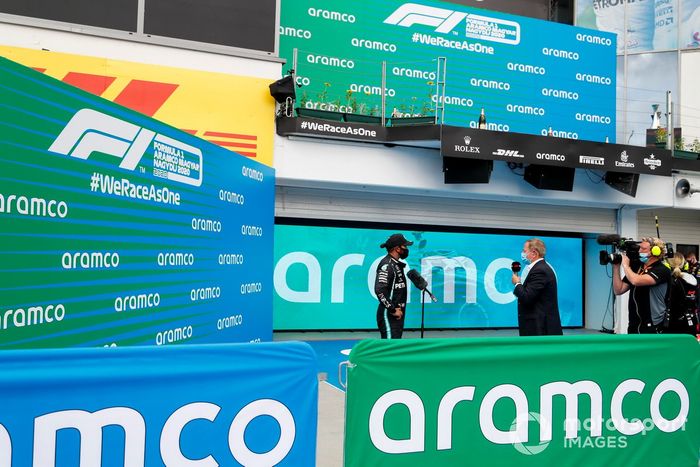 Ganador de la carrera Lewis Hamilton, Mercedes-AMG Petronas F1 habla con Martin Brundle, Sky TV en Parc Ferme