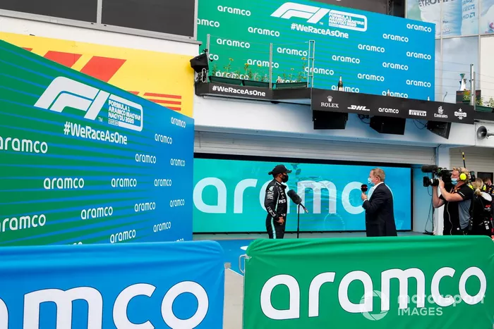 Ganador de la carrera Lewis Hamilton, Mercedes-AMG Petronas F1 habla con Martin Brundle, Sky TV en Parc Ferme 