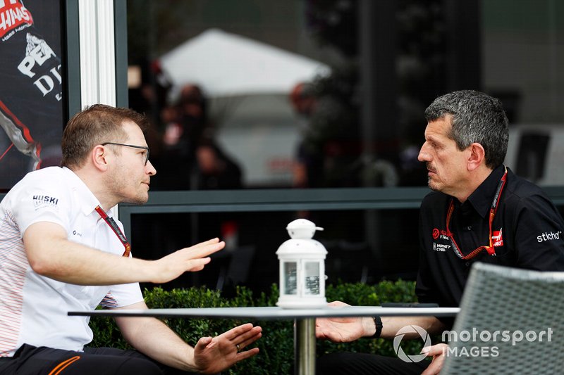 Andreas Seidl, Team Principal, McLaren, y Guenther Steiner, Team Principal, Haas F1 Team