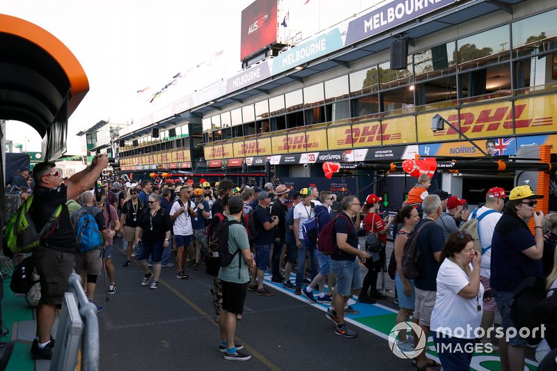 I fan della F1 camminano lungo la Pit Lane